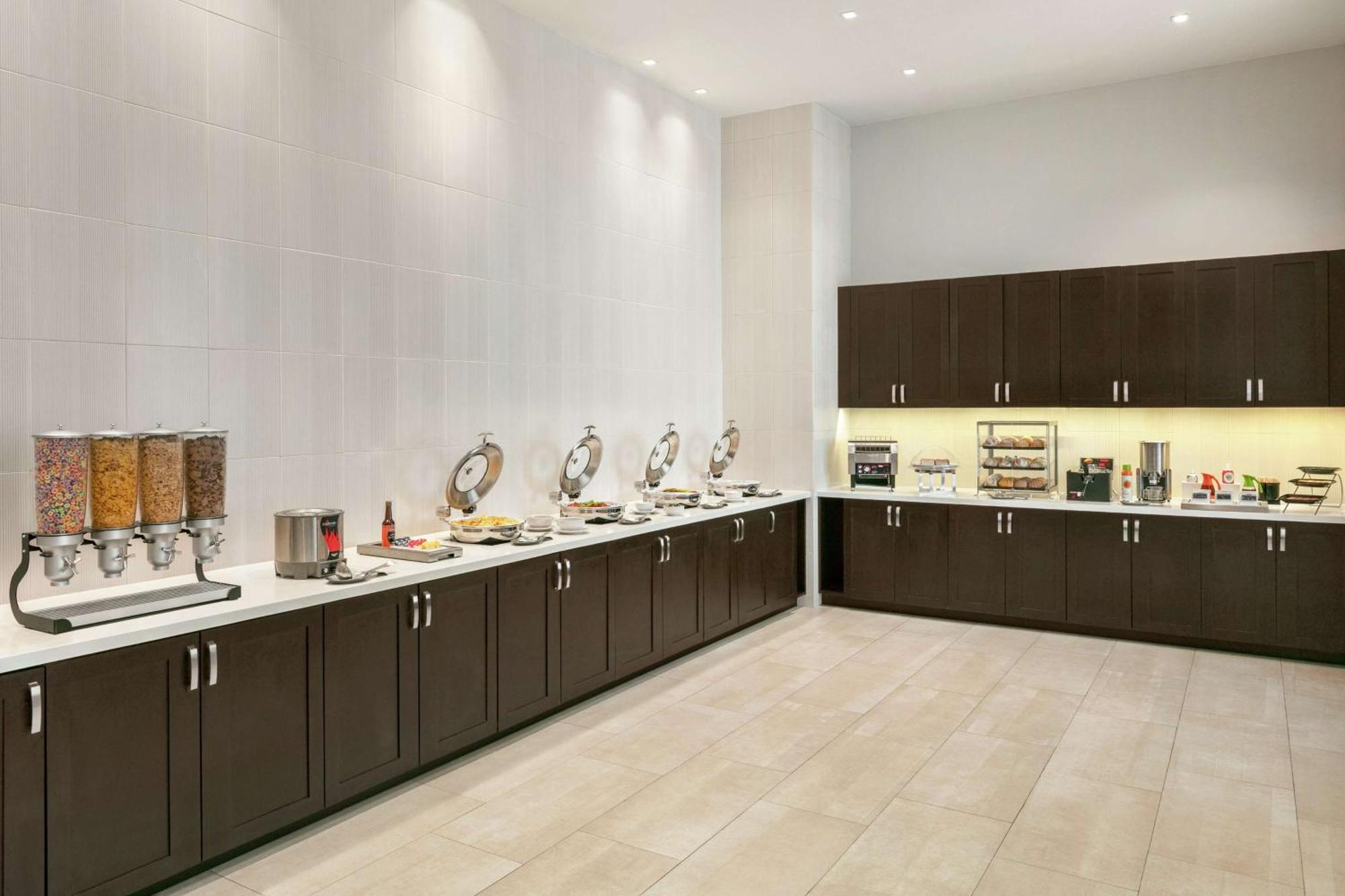 Hampton By Hilton Monterrey Hotel 3*