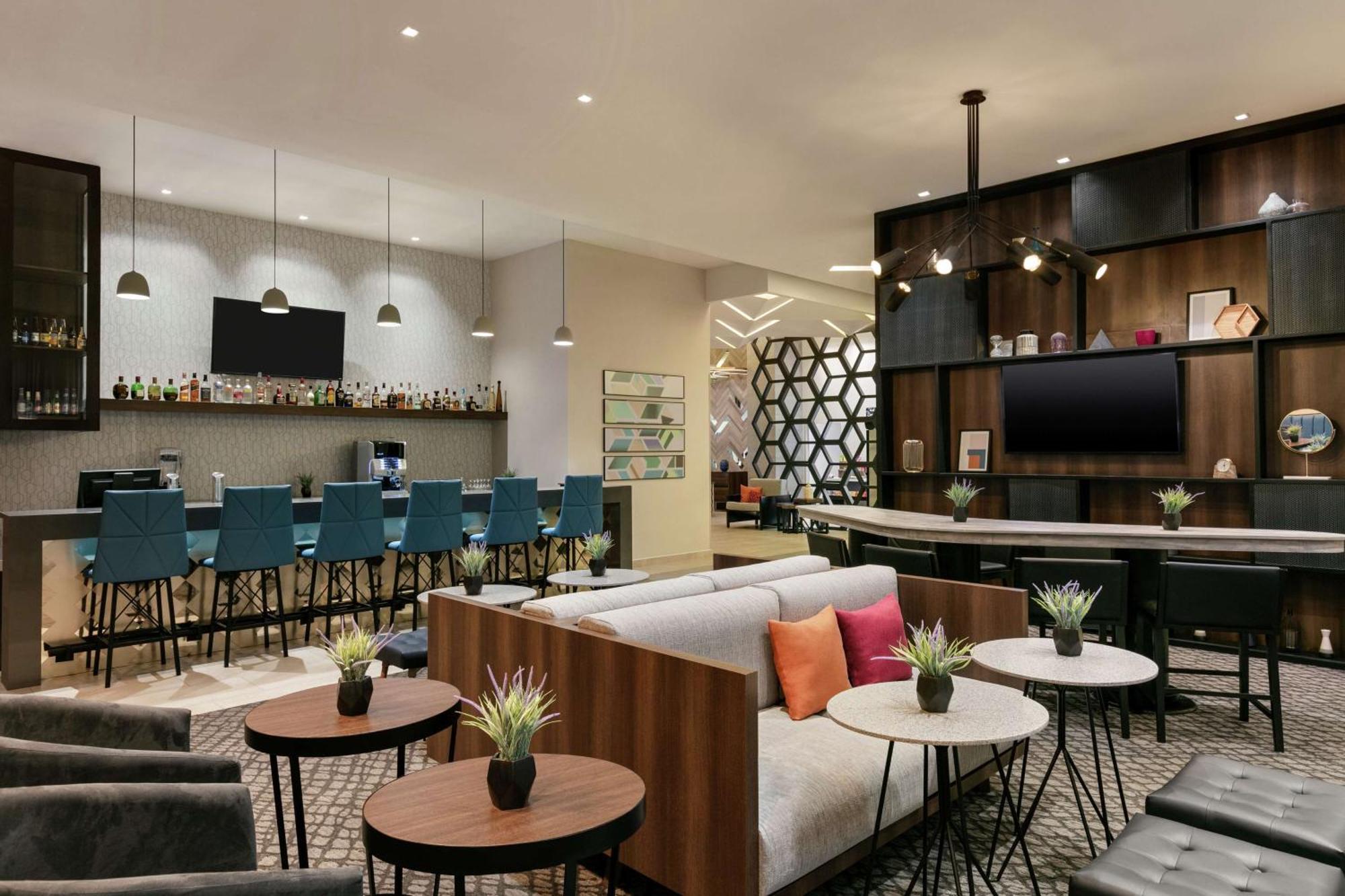 Hampton By Hilton Monterrey Hotel